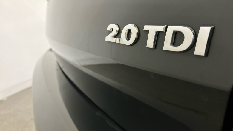 Volkswagen Passat 2.0 TDI R-Line 4dr [Panoramic Roof] Diesel Saloon